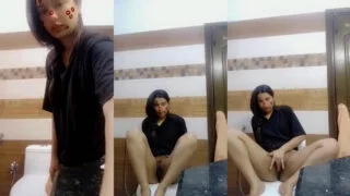 Sexy Paki girl ki bathroom fingering wala Nude XXX MMS